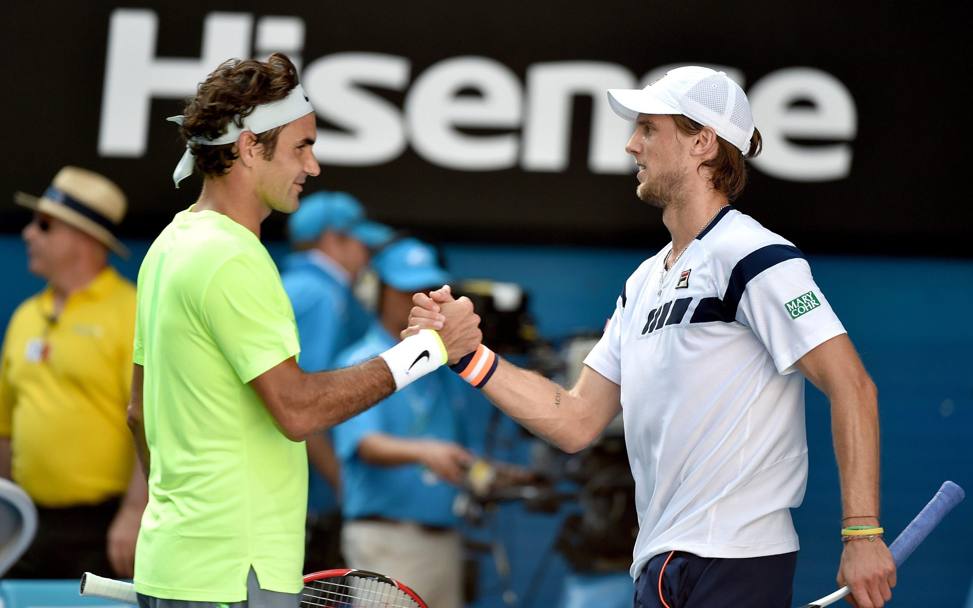 La stretta di mano Federer-Seppi al termine del match di Melbourne vinto a sorpresa dall’azzurro in quattro set